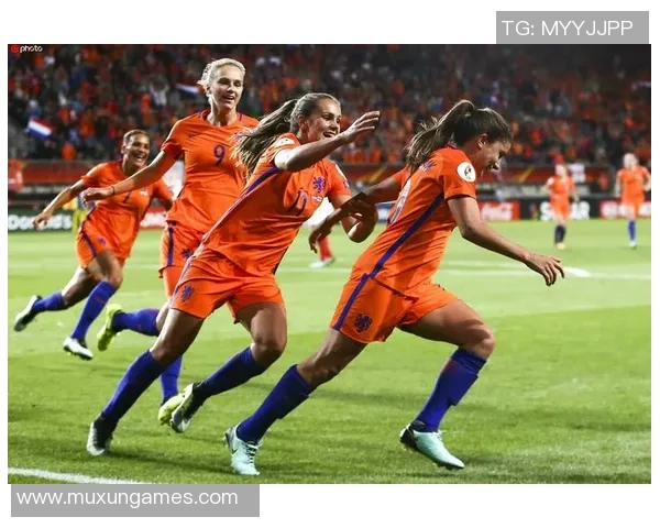 女足主力前锋重伤后强势复出首次合练引全场球迷热烈欢呼